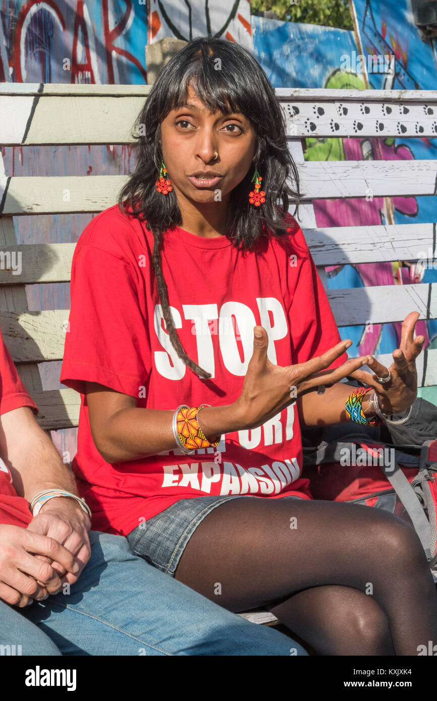 Sheila Menon uno dei 13 piano stupido attivisti che occupava la pista nord dell'aeroporto di Heathrow per oltre sei ore il 13 luglio parla all'aperto "No terza pista!' la discussione durante il crescere dell'aeroporto di Heathrow, la festa della mietitura. Foto Stock