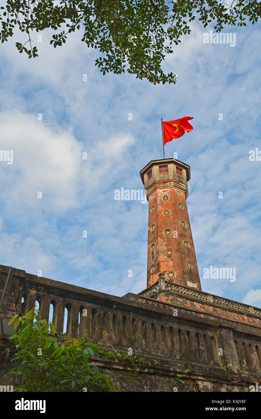 Una torre di bandiera battenti la bandiera vietnamita di Hanoi, Vietnam Foto Stock