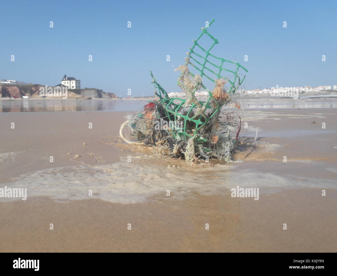 Marine scultura di lettiera in spiaggia, intrecciato i detriti di plastica da industria della pesca nel bellissimo Baleal. Foto Stock