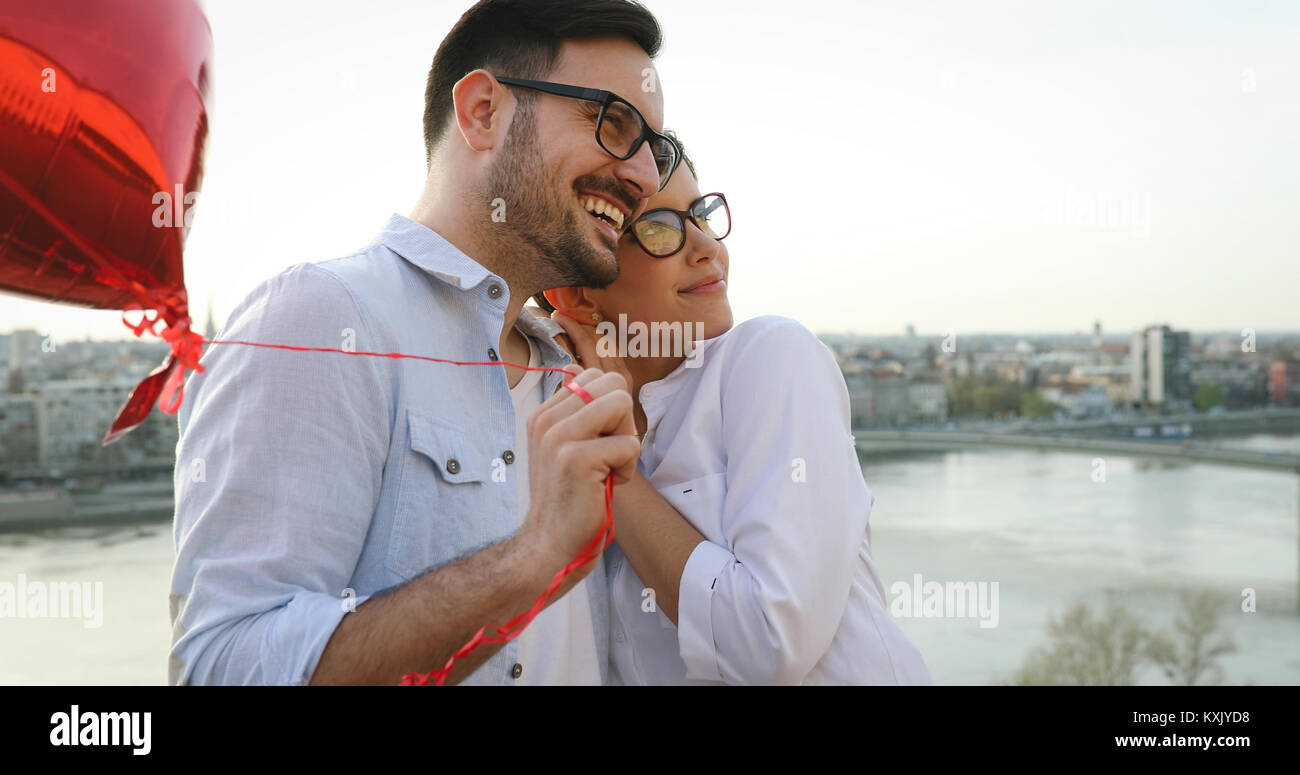 Giovane abbracciando e baciando all'aperto Foto Stock