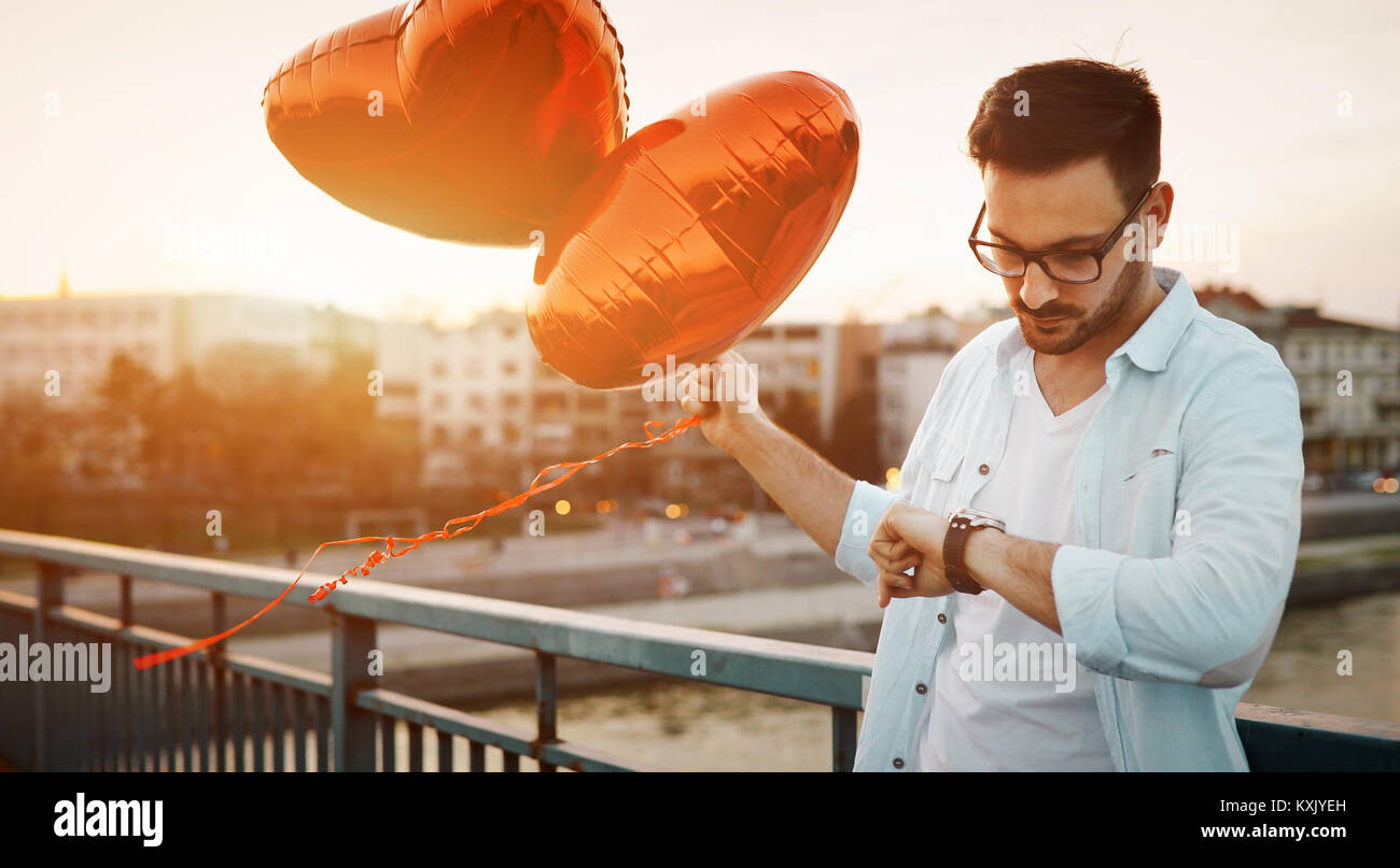 Triste uomo di attesa per data data di san valentino Foto Stock