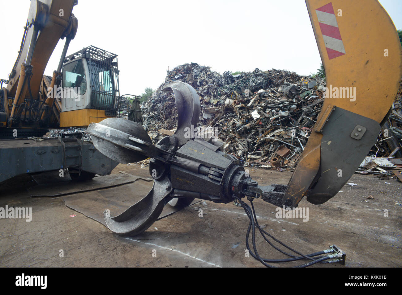 Giant grab gru sul trattamento dei rifiuti di apparecchiature elettriche ed elettronica (WEEE) a scrapyard leeds Yorkshire Regno Unito Foto Stock