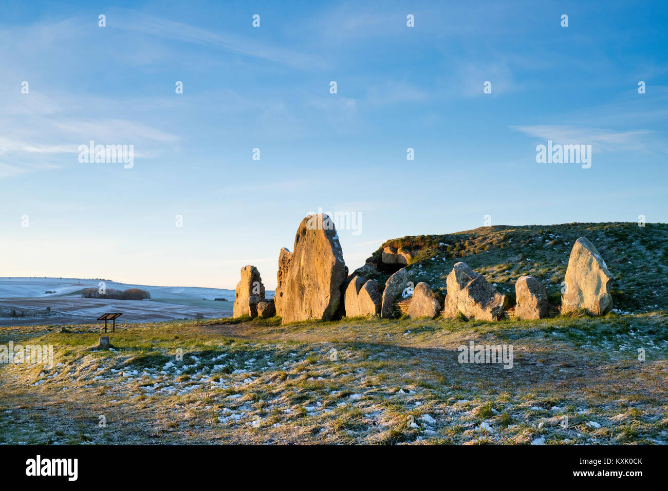 West Kennet Long Barrow in inverno presso sunrise. Il neolitico chambered tomba. West Kennet, Wiltshire, Inghilterra Foto Stock