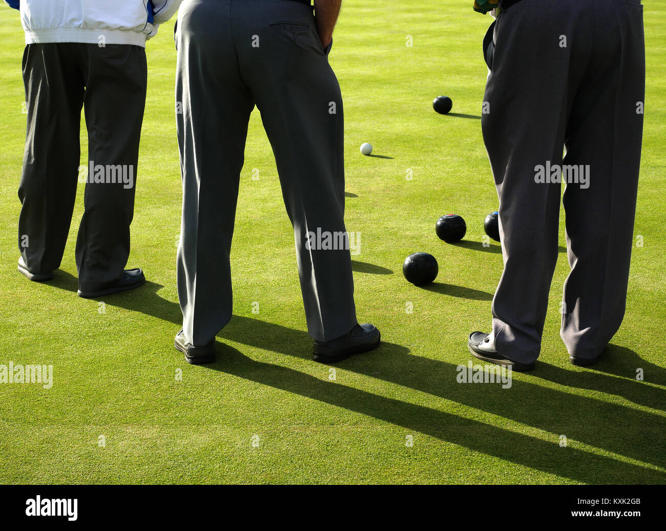 Giocatori studiando la posizione delle vaschette ad una estremità, Perth Bowling Club, Perth, Scotland, Regno Unito Foto Stock