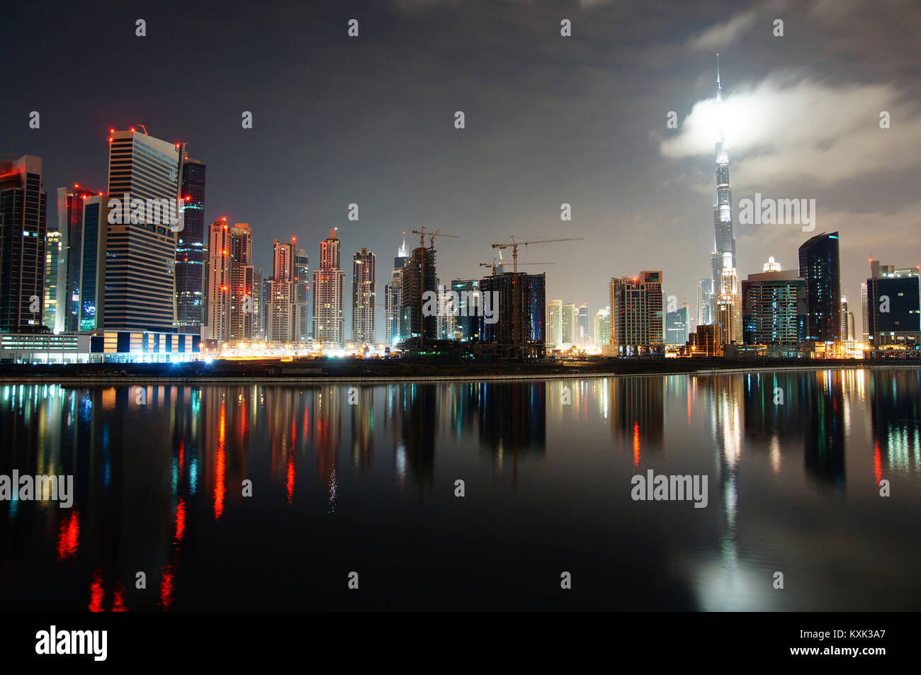 Basso angolo vista di Burj Khalifa in mezzo a città illuminata contro sky Foto Stock
