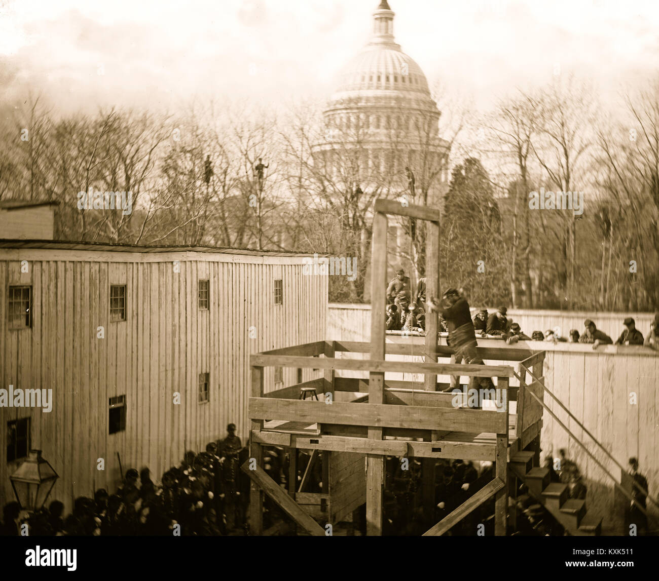 Washington, D.C. Soldato che scaturisce la trappola; gli uomini in alberi e cupola del Campidoglio al di là Foto Stock