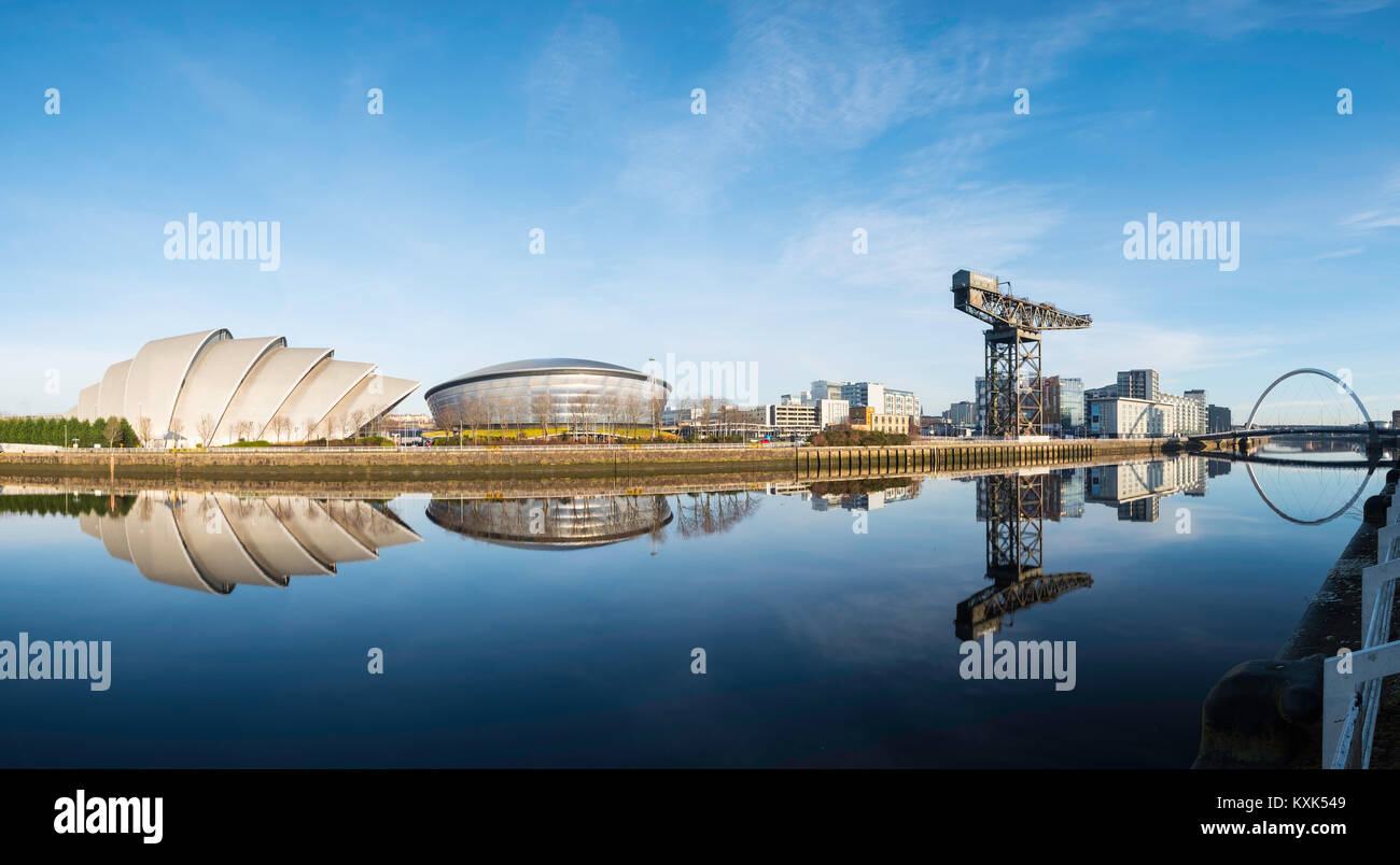 Vista del SEC Armadillo e se idro accanto al fiume Clyde sul cielo blu giornata invernale, Scotland, Regno Unito Foto Stock