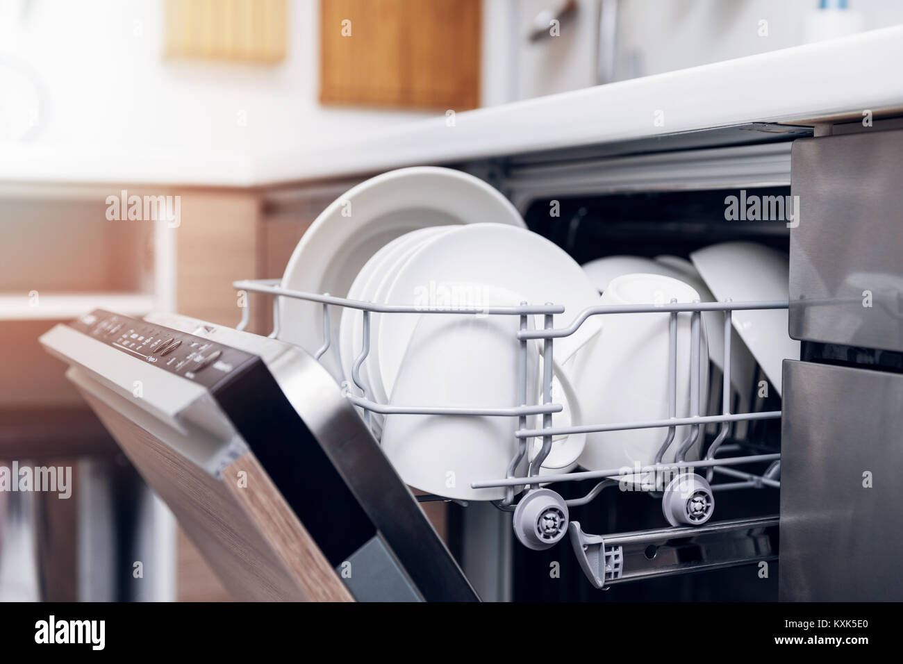 Aprire lavastoviglie con piatti puliti a casa cucina Foto Stock