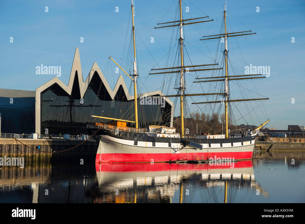 Vista di Riverside Museum accanto al fiume Clyde home di Glasgow Transport Museum con nave Glenlee ormeggiati davanti a Glasgow, Regno Unito Foto Stock