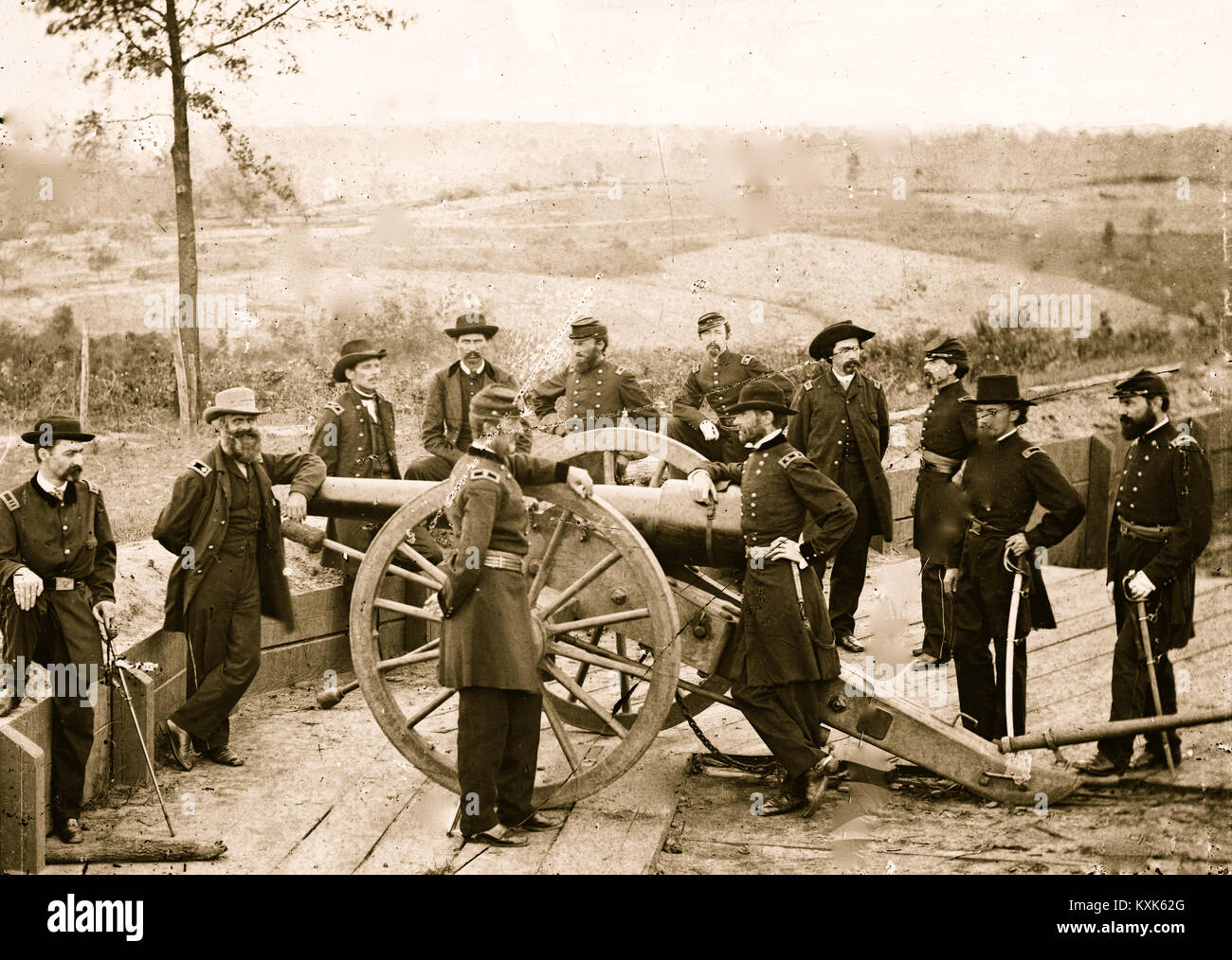 Atlanta, Ga. Gen. William T. Sherman, poggiando sulla violazione della pistola, e lo staff di Fort Federale n. 7 Foto Stock