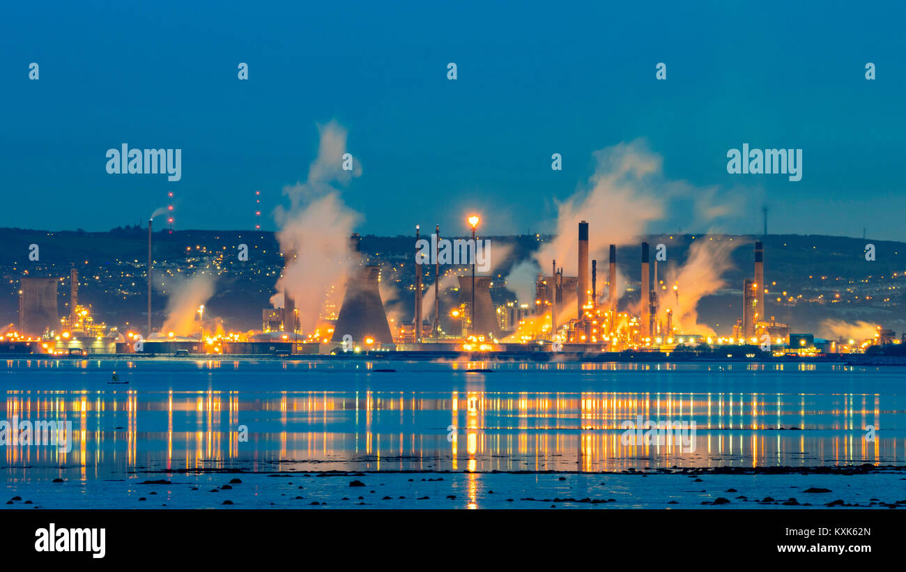 Vista di INEOS Grangemouth raffineria di petrolio accanto al fiume Forth in Scozia, Regno Unito Foto Stock