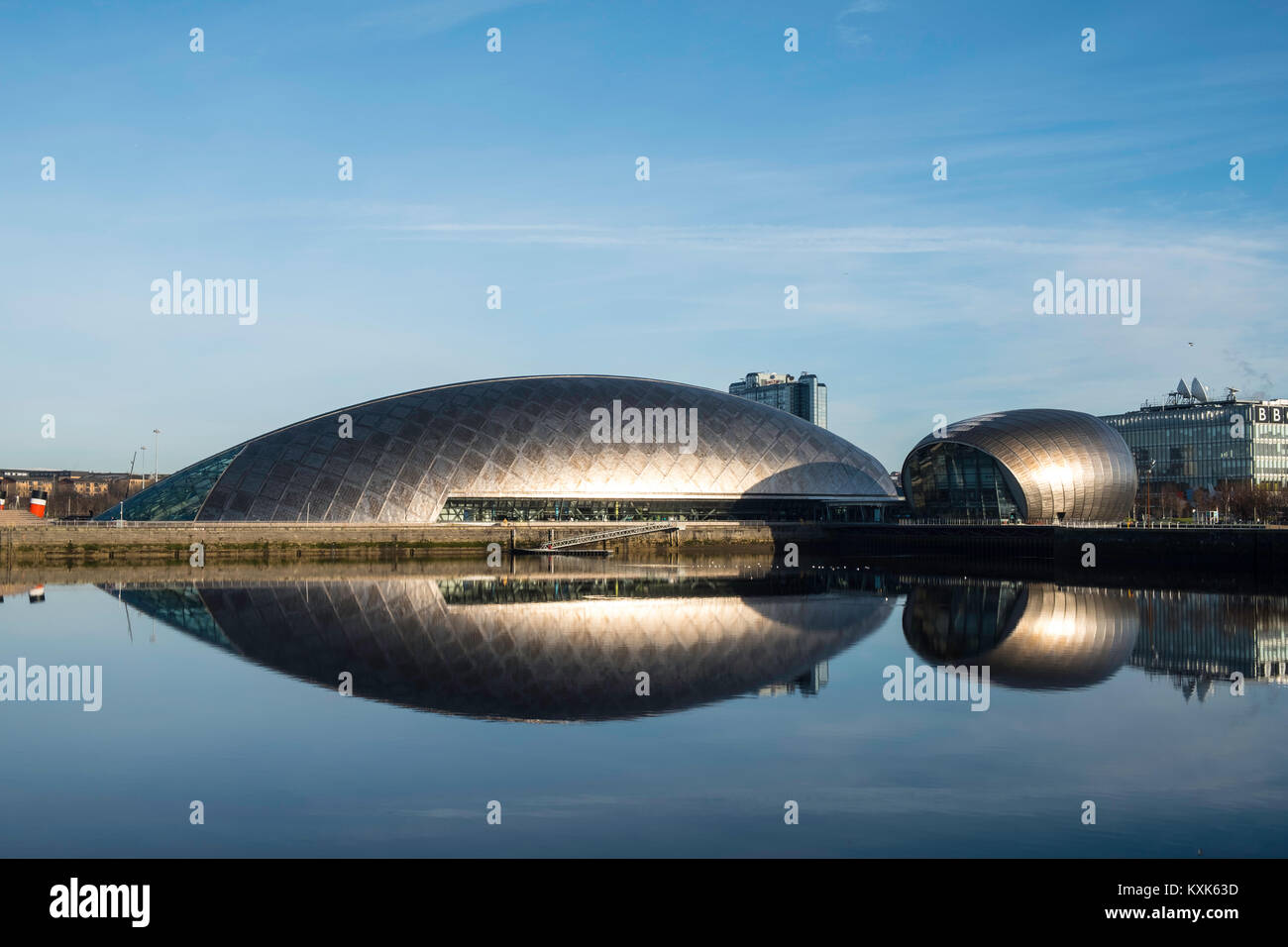 Vista di Glasgow Science Centre North Quay e il cinema IMAX accanto al fiume Clyde sul cielo blu wintery, Scotland, Regno Unito Foto Stock