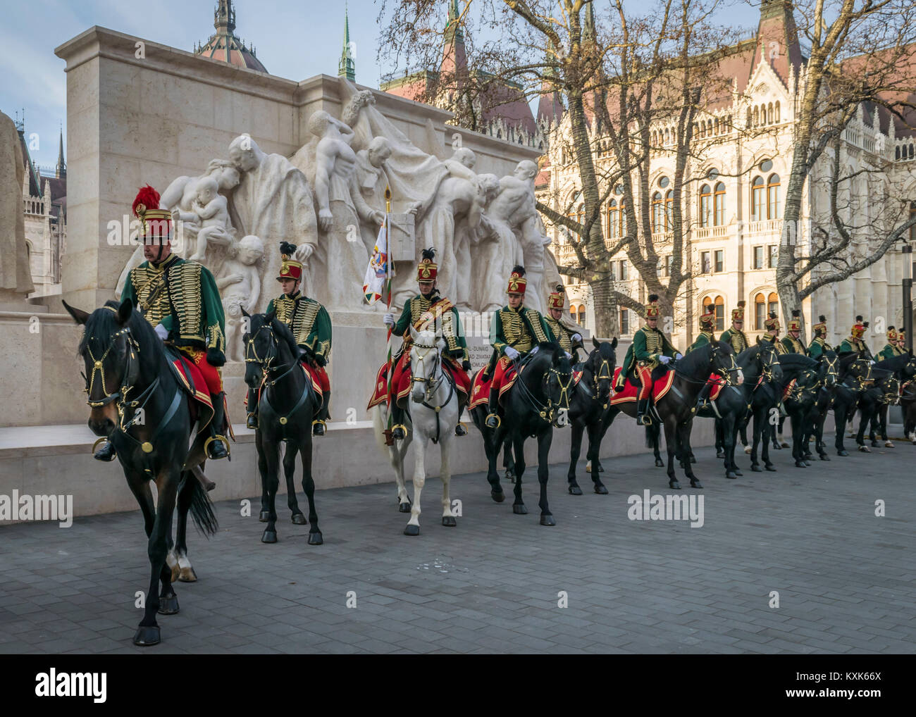 Ussari su cavalli di fronte alla Casa del Parlamento durante il 15 marzo sfilata in Budapest, Ungheria. Ussaro cavalleria in festa tradizionale uniforme. Foto Stock