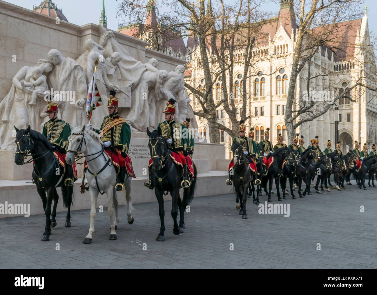 Ussari su cavalli di fronte alla Casa del Parlamento durante il 15 marzo sfilata in Budapest, Ungheria. Ussaro cavalleria in festa tradizionale uniforme. Foto Stock