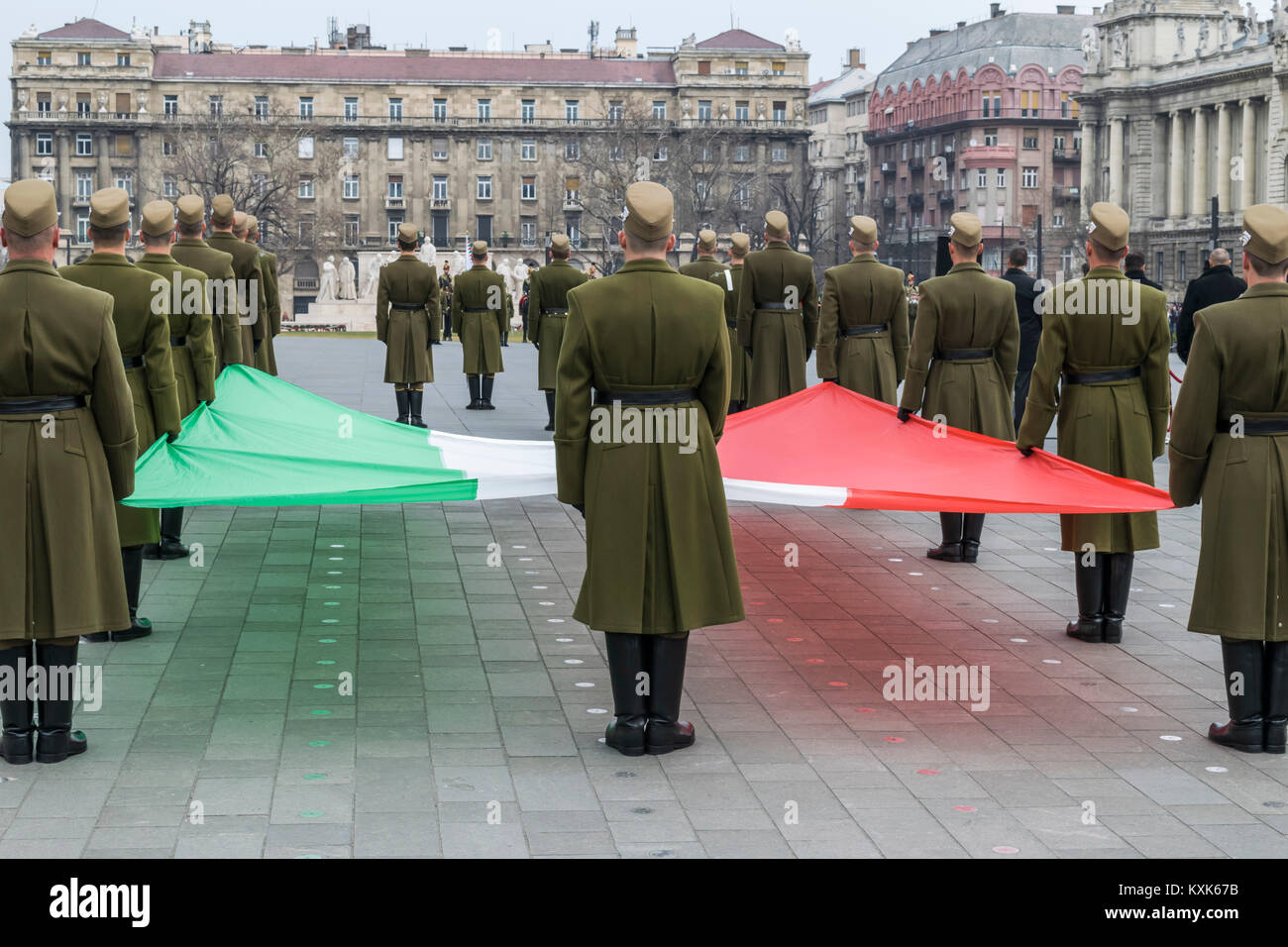 Formazione di soldati con la bandiera ungherese durante il 15 marzo parata militare, Budapest, Ungheria. Nazionale ungherese di vacanza. Foto Stock