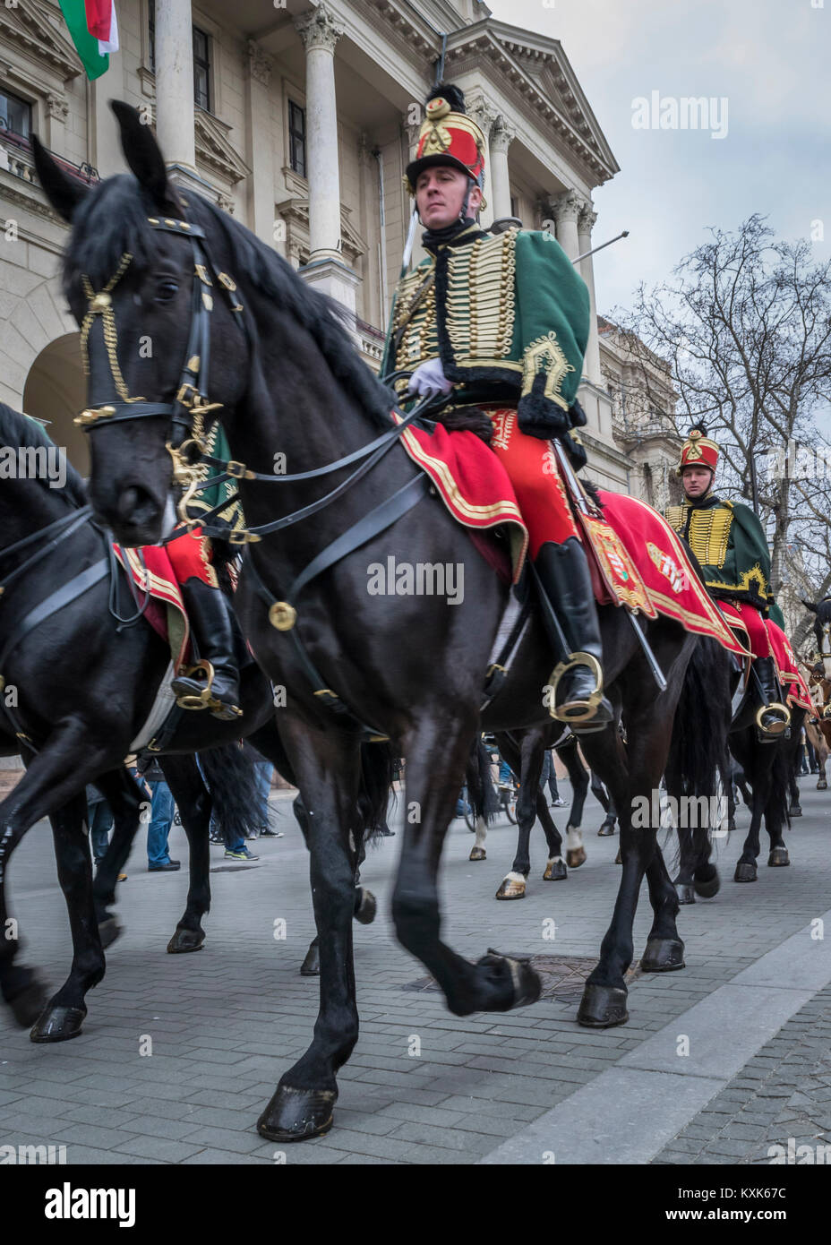 Processione degli ussari sui cavalli durante il 15 marzo parata militare. Ussaro cavalleria in festa tradizionale uniforme su nazionale ungherese di vacanza. Foto Stock