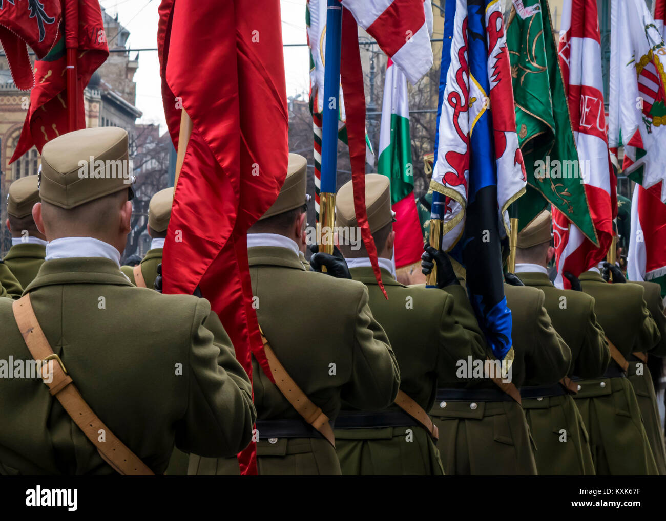 Soldati marzo con le bandiere durante il 15 marzo sfilata in Budapest, Ungheria. Parata militare sulla nazionale ungherese di vacanza. Foto Stock