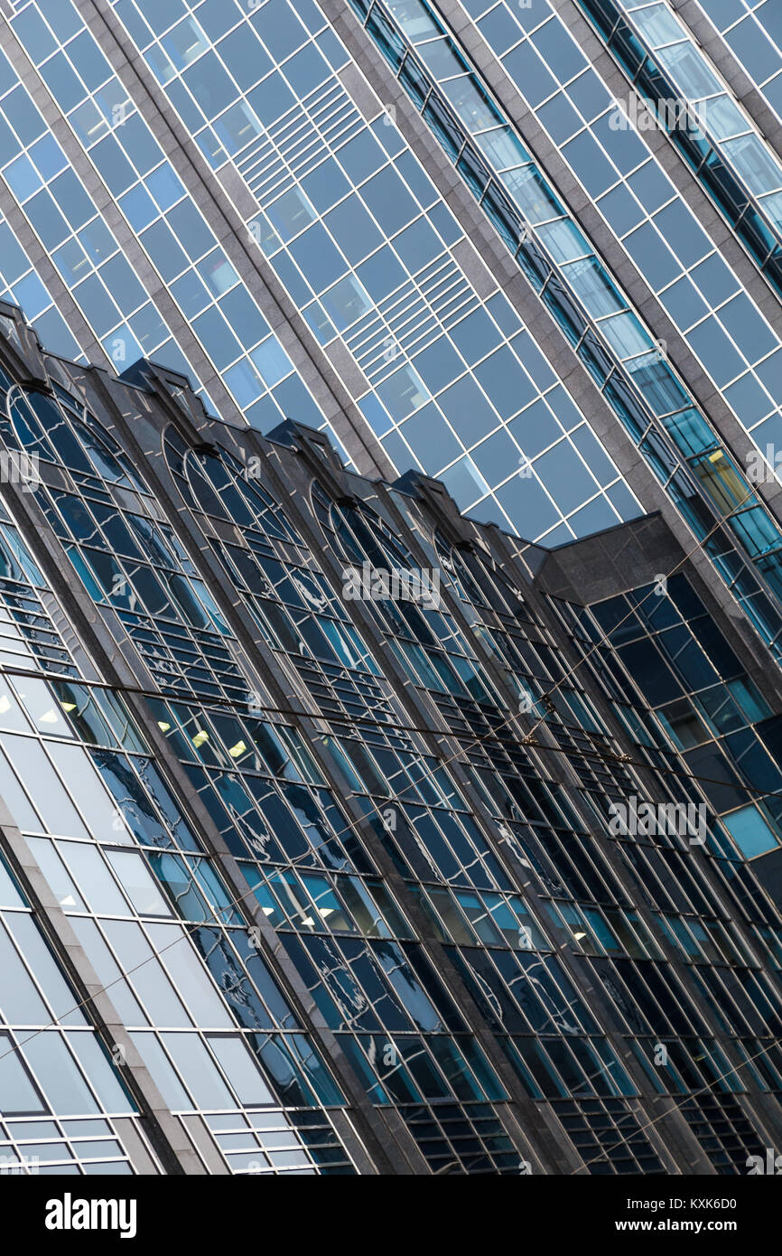 Intenzionalmente un'immagine inclinata dell'ufficio e retail edificio nel cuore di Birmingham business quartiere noto come Colmore Gate. Foto Stock