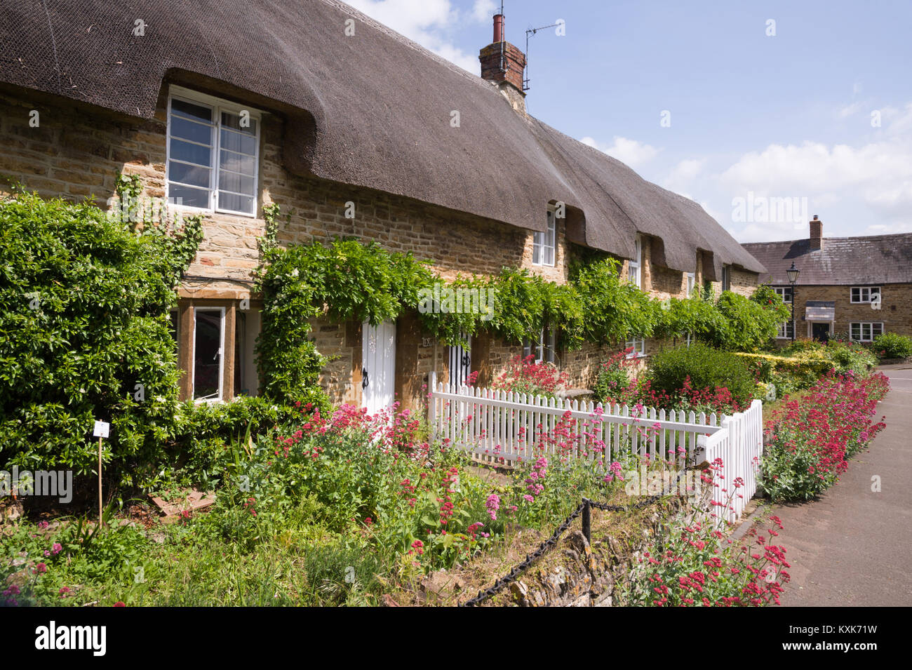 Cottage con il tetto di paglia in Kings Sutton, vicino a Banbury, Northamptonshire, England, Regno Unito, Europa Foto Stock
