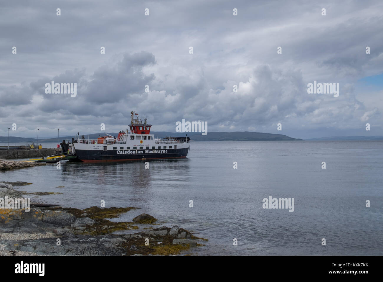 Caledonian MacBrayne il traghetto MV Loch Tarbert ormeggiato a Lochranza. MV Loch Tarbert corre tra Lochranza Claonaig e durante i mesi estivi. Foto Stock