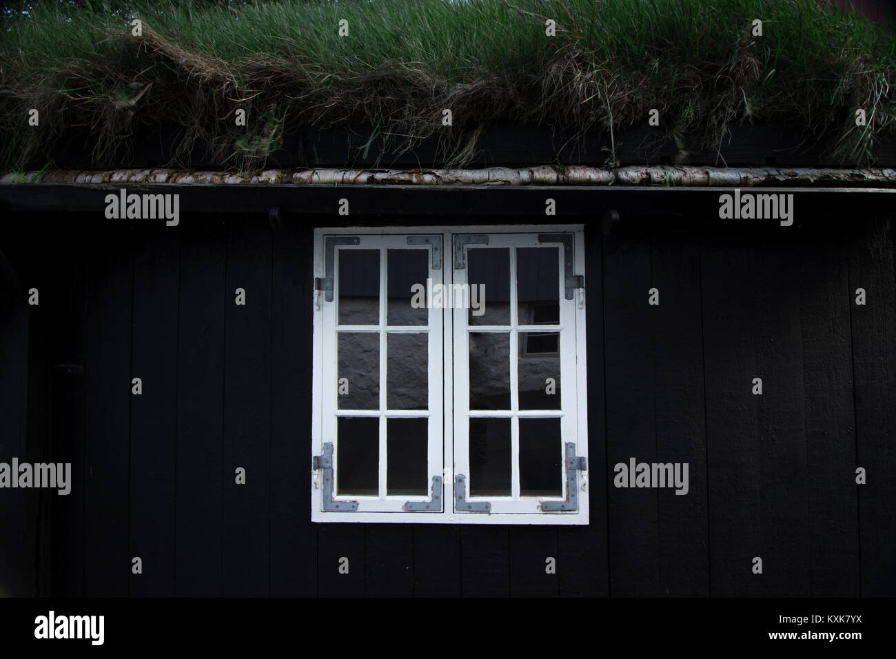 Finestra su isole Faroe house Foto Stock