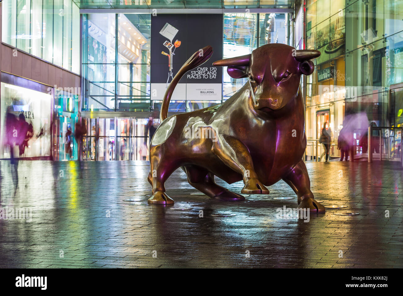 Il Guardian statua al di fuori del centro commerciale per lo shopping Bullring di Birmingham. Sei tonnellata animale, due volte la dimensione di una vera e propria vita Bull è stato creato da La Foto Stock