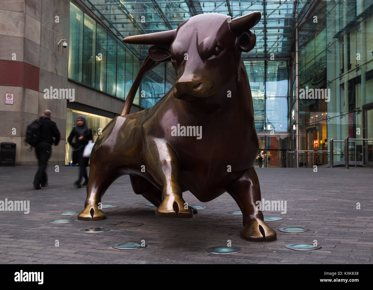 Il Guardian statua al di fuori del centro commerciale per lo shopping Bullring di Birmingham. Sei tonnellata animale, due volte la dimensione di una vera e propria vita Bull è stato creato da La Foto Stock