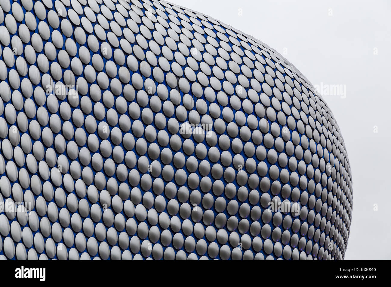 Angolo dell'iconico Selfridges edificio nel cuore del centro cittadino di Birmingham. L'edificio, che fa parte del centro commerciale per lo shopping Bullring era comp Foto Stock