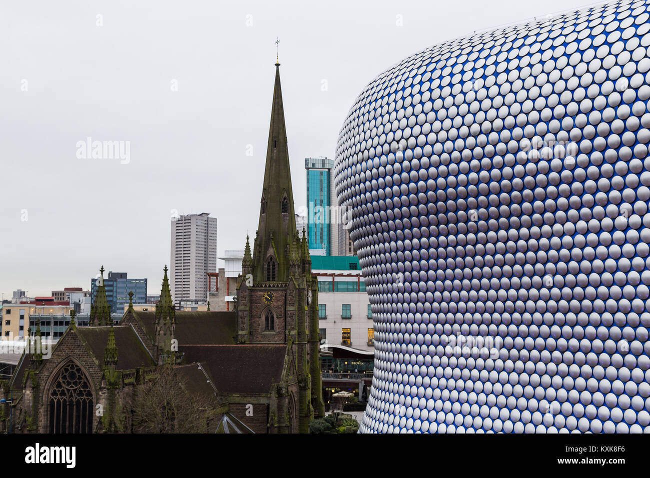 St Martins nella corrida contrasta contro la futuristica Selfridges edificio nel cuore del centro cittadino di Birmingham. Foto Stock