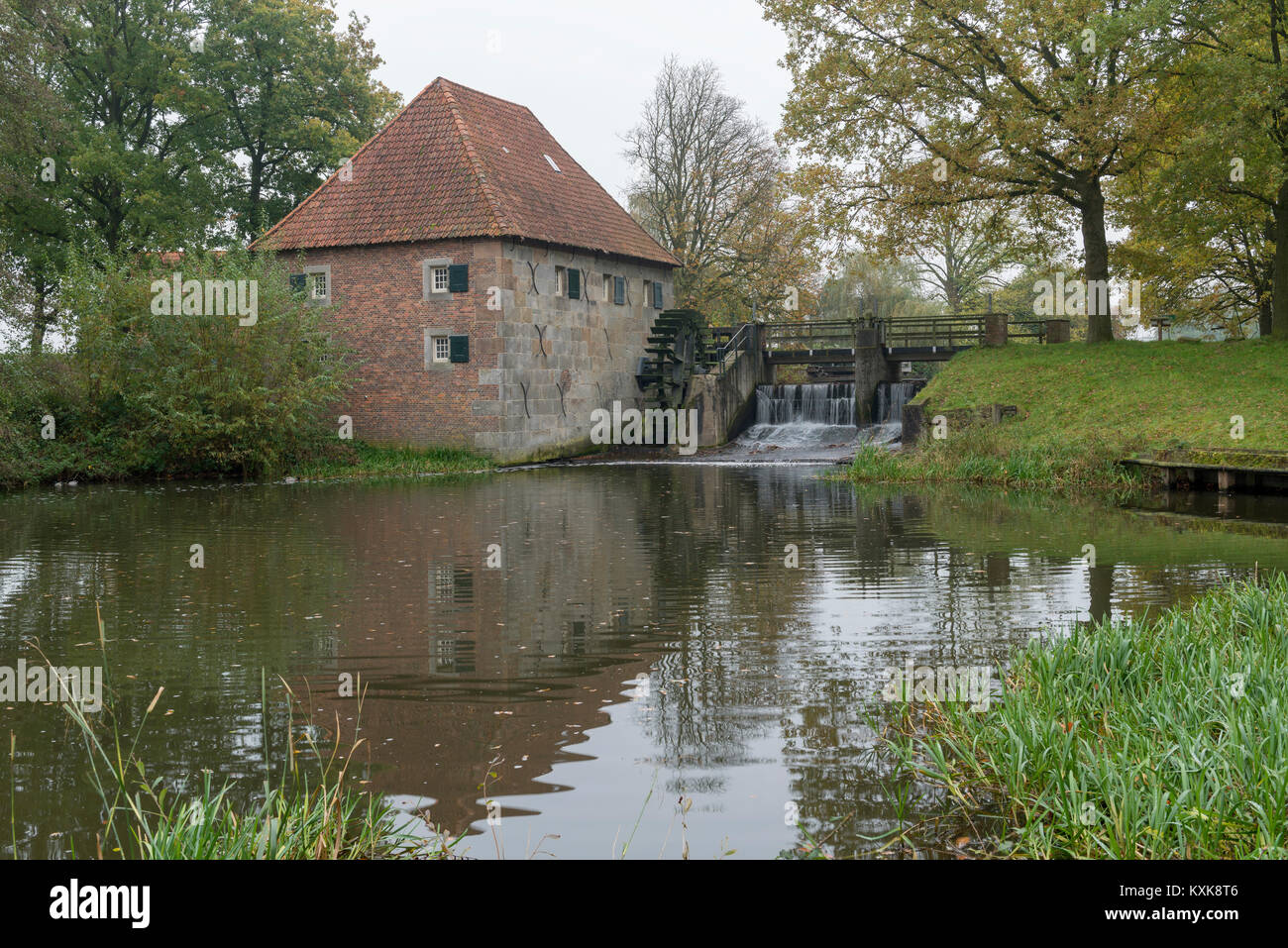 L autentico e Mallumse monumentale mulino ad acqua in Eibergen nella regione Achterhoek nei Paesi Bassi Foto Stock