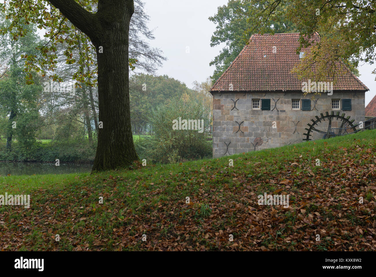 L autentico e Mallumse monumentale mulino ad acqua in Eibergen nella regione Achterhoek nei Paesi Bassi Foto Stock