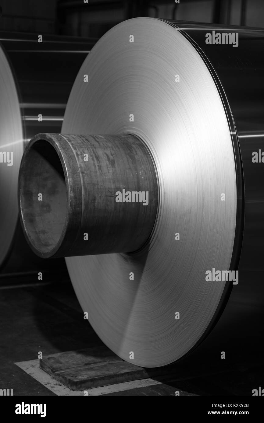 Bobine di alluminio in attesa per la fenditura nella successiva fase di procedimento Foto Stock