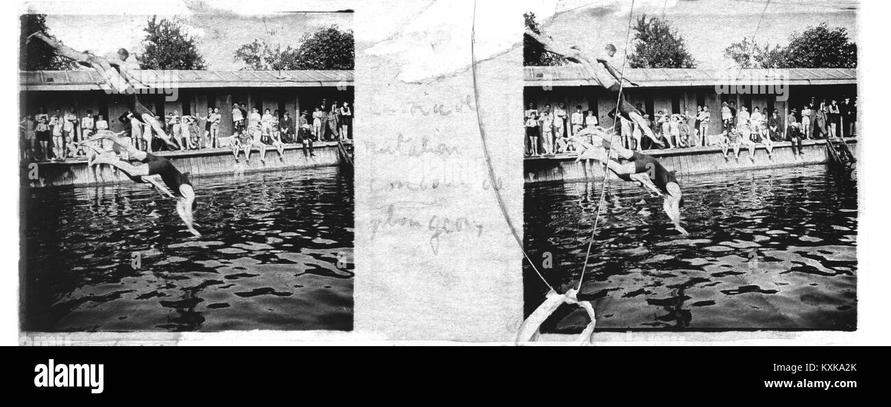 L'immagine raffigura una piscina che ospita una gara di immersioni, mettendo in evidenza le prestazioni atletiche e gli eventi sportivi competitivi. Foto Stock