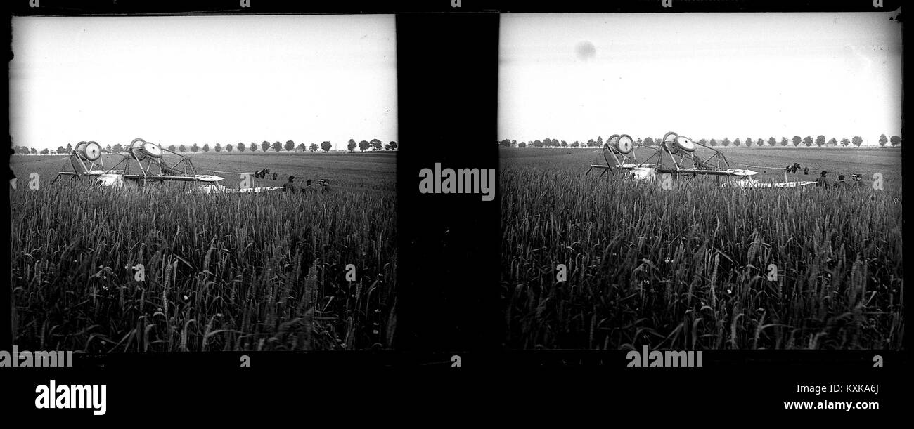 Una fotografia del 15 giugno 1915 ad Amiens che mostra un biplano Caudron durante un incidente di atterraggio, documentando i primi incidenti aerei durante la prima guerra mondiale Foto Stock