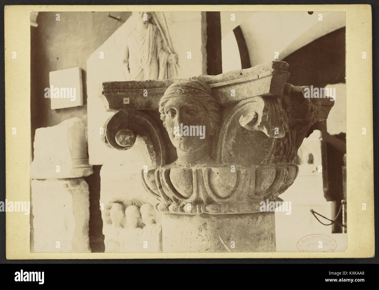 L'Arènes de Nîmes è un anfiteatro romano ben conservato situato a Nîmes, in Francia. Costruito intorno al 100 d.C., misura 133 metri di lunghezza, 101 metri di larghezza ed è alto 21 metri. La struttura presenta 60 portici su due livelli, sormontati da un attico. In origine, poteva ospitare circa 24.000 spettatori. Nel corso del tempo, è stato riutilizzato per vari usi, tra cui abitazioni e fortificazioni durante il Medioevo. Foto Stock