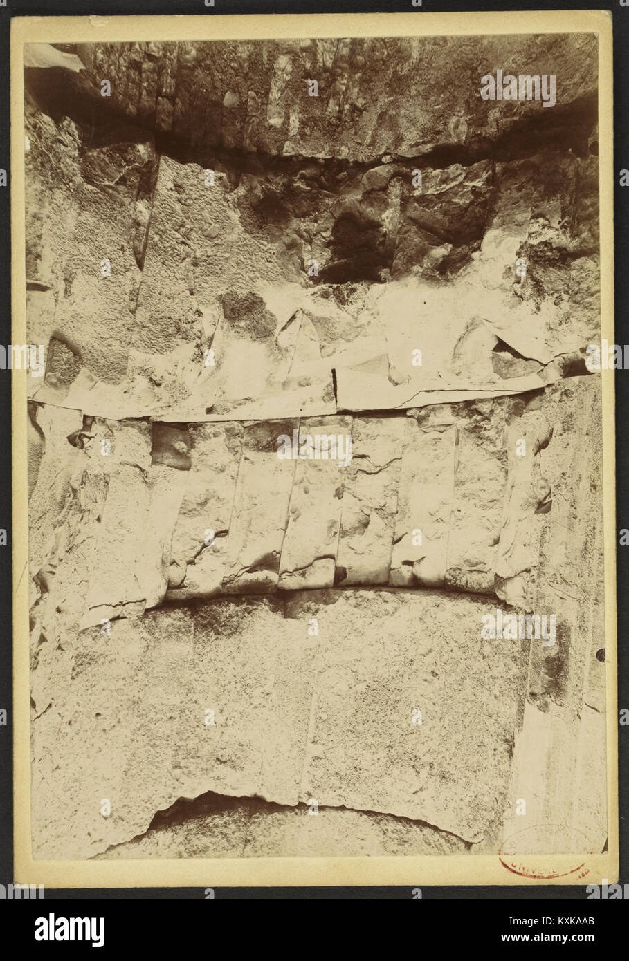 Gli "Arènes de Nîmes" sono antichi anfiteatri romani di Nîmes, in Francia. Costruiti intorno al 100 d.C., sono tra i monumenti romani meglio conservati, che mostrano la grandiosità dell'architettura e dell'ingegneria romane. Foto Stock