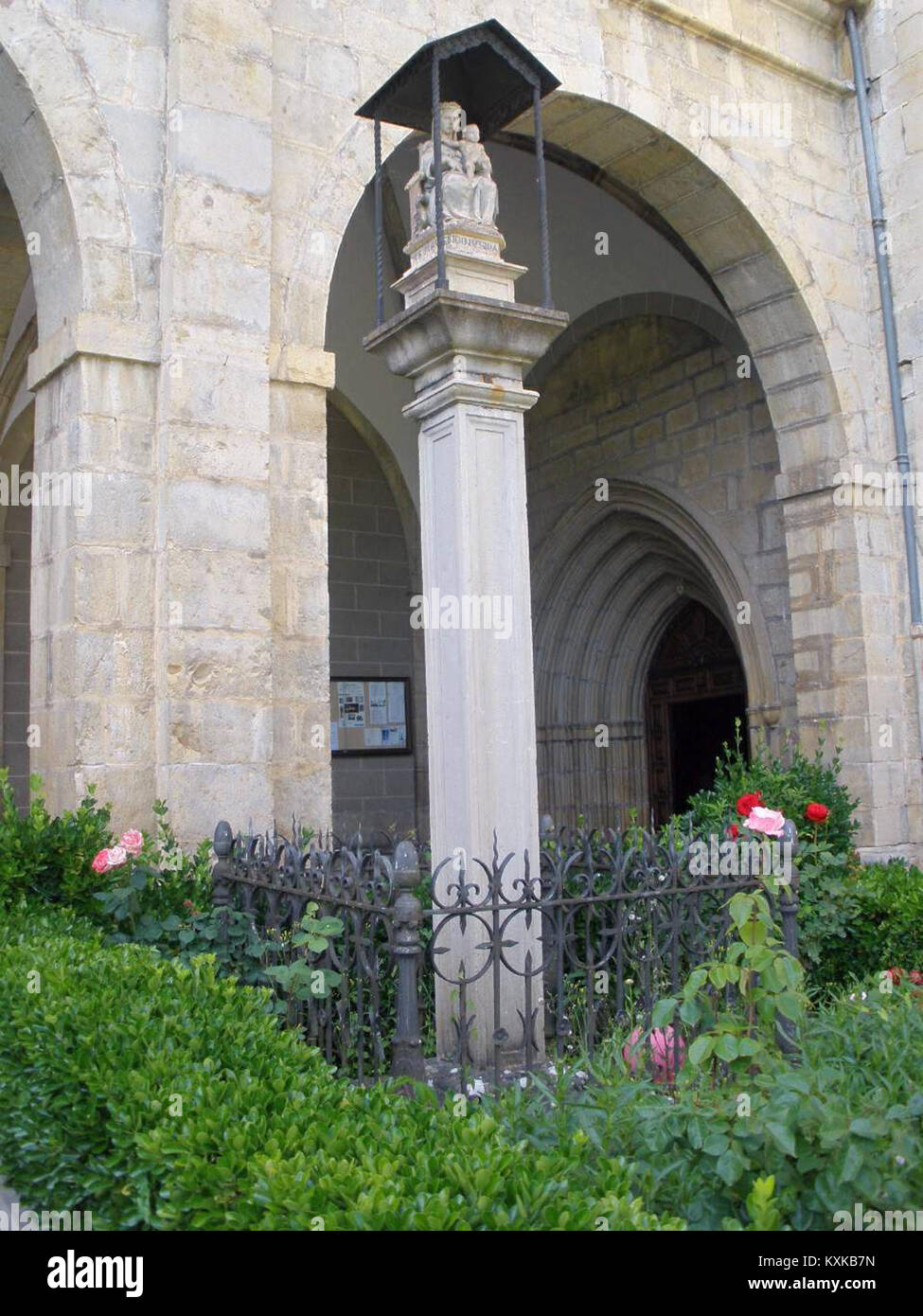 Vista esterna del Santuario de Nuestra Señora de la Encina ad Arceniega, Spagna. Il santuario, costruito nel 1498, fonde stili architettonici gotici e rinascimentali. Caratteristiche notevoli includono una navata a tre navate, soffitti a volta a forma di stella, archi a punta e rosoni. Adiacente al santuario si trova un leccio di 500 anni, designato come albero unico dal governo basco. Foto Stock