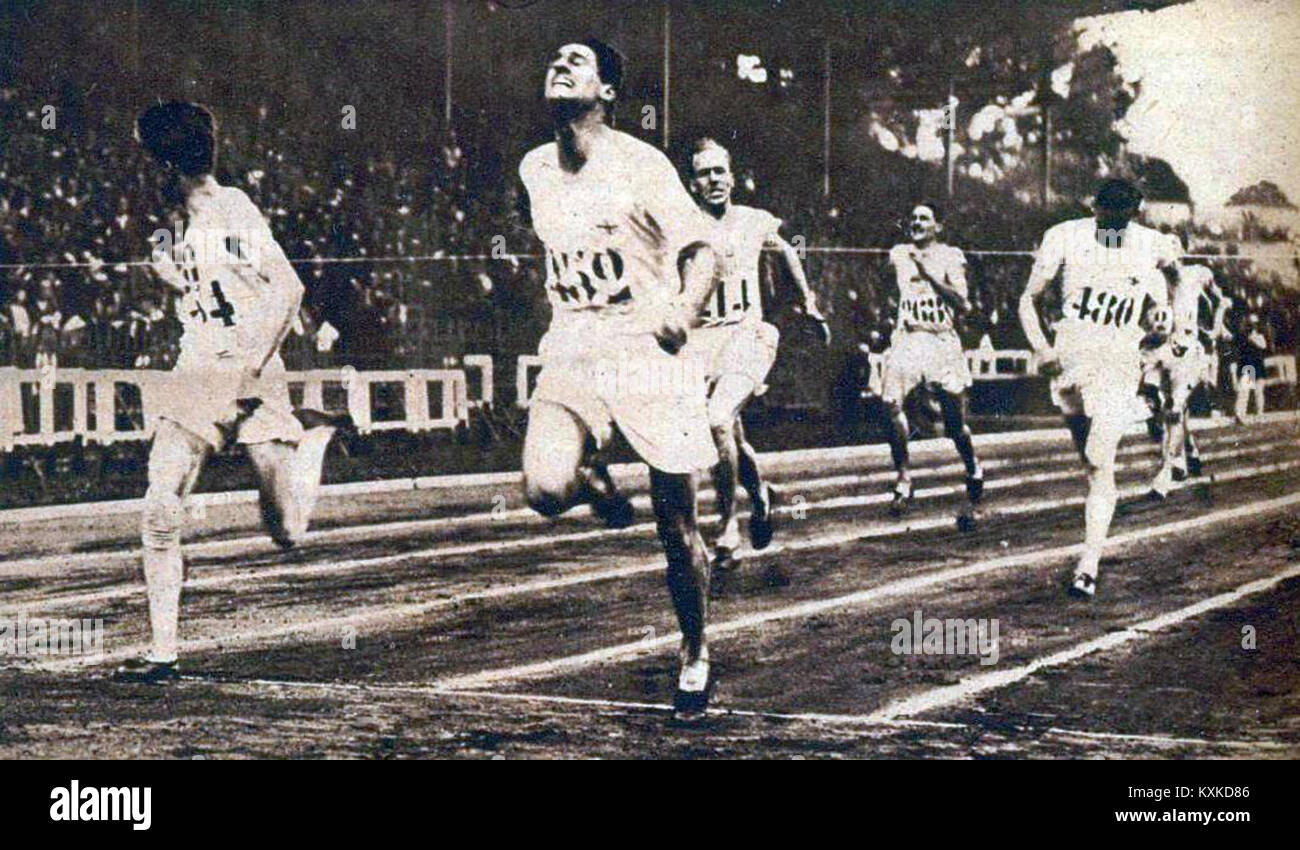 Questa immagine cattura la gara dei 800 metri ai Giochi Olimpici del 1924, evidenziando l'atleta Douglas Lowe che ha vinto l'oro contro i concorrenti Paul Martin e Schuyler Enck. Foto Stock