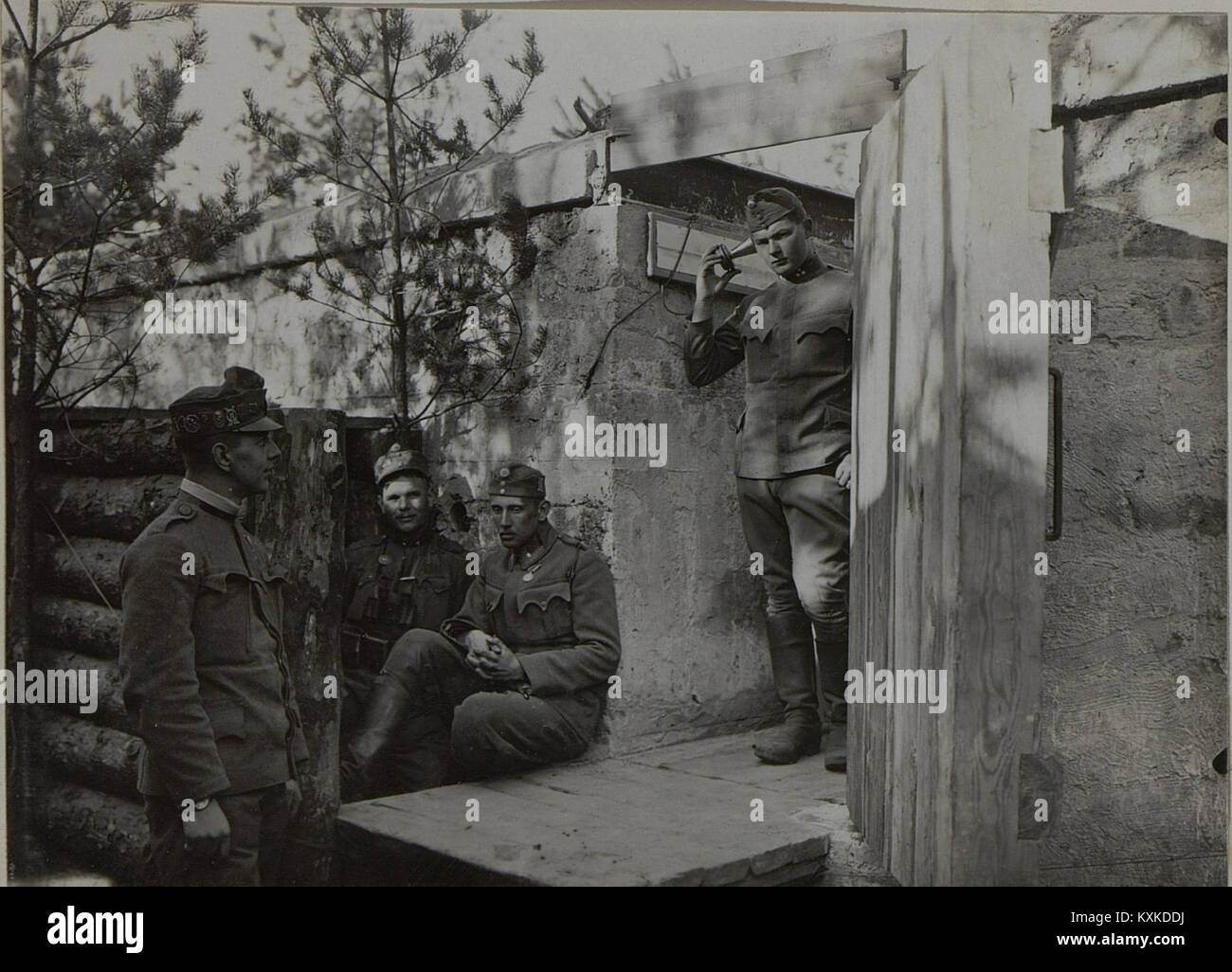 Fotografia che mostra gli osservatori di artiglieria in prima linea, documentando il loro ruolo nella ricognizione e nel coordinamento dei campi di battaglia durante le operazioni militari. Foto Stock