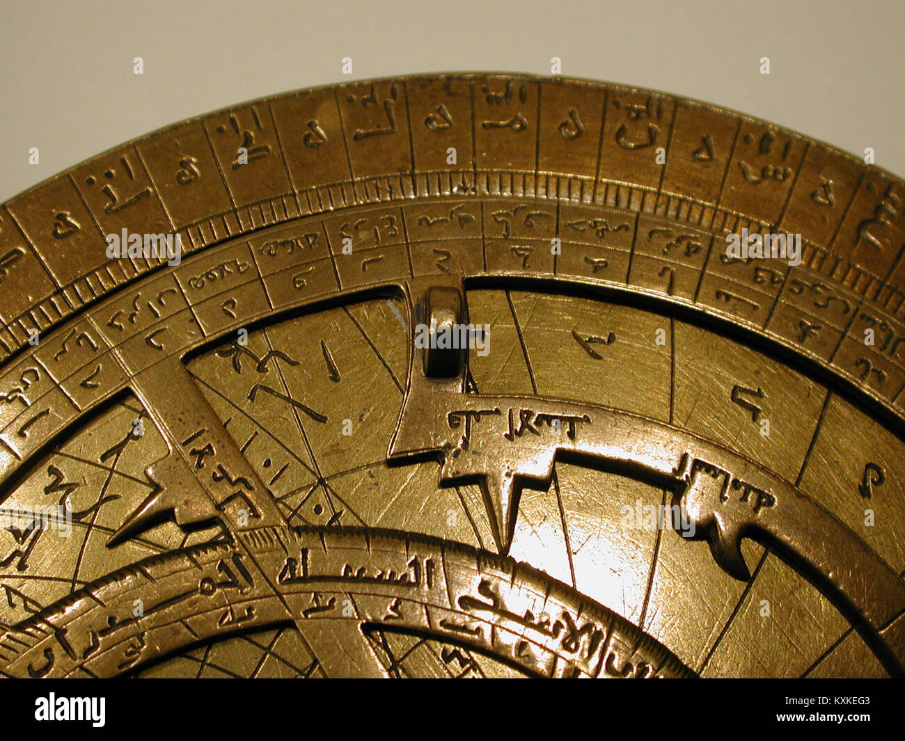 Astrolabio di «Umar ibn Yusuf ibn «Umar ibn «Ali ibn Rasul al-Muzaffari, uno strumento scientifico islamico del periodo medievale, che illustra le conoscenze astronomiche e l'artigianato. Foto Stock