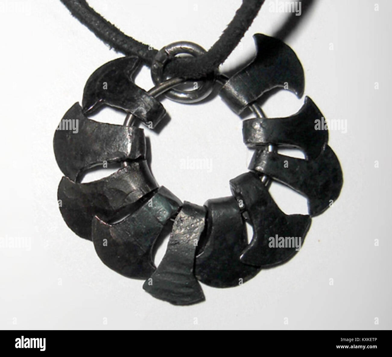 Questo anello in amuleto, realizzato in stile Uppland, presenta dieci martelli Thor, che simboleggiano la mitologia norrena. L'anello è stato creato nel 2008 e riflette il simbolismo storico vichingo. Foto Stock