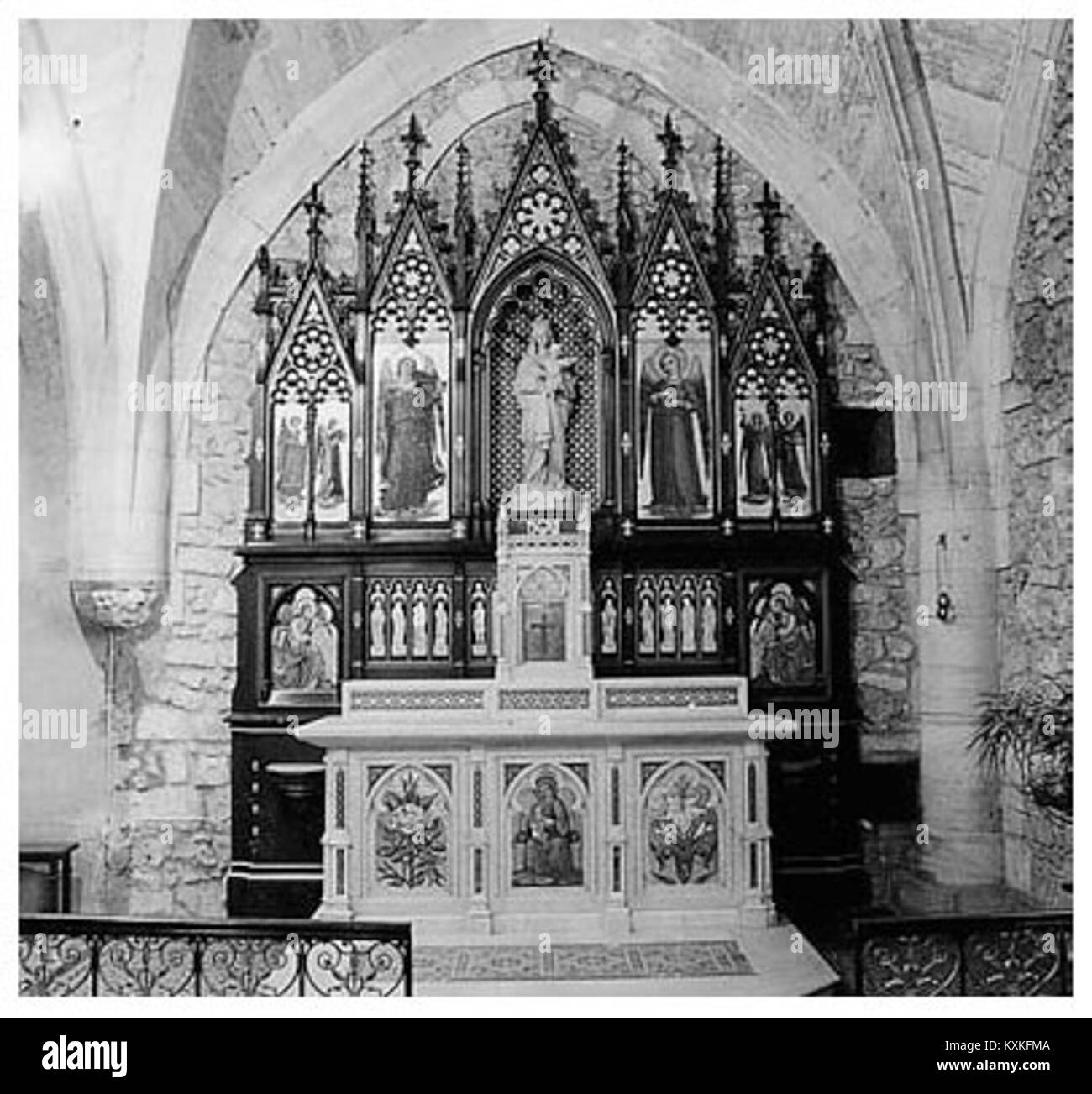 Altare dedicato alla Vergine Maria nella Chiesa di San Vincenzo a Floirac, che espone arte e architettura religiosa. Foto Stock