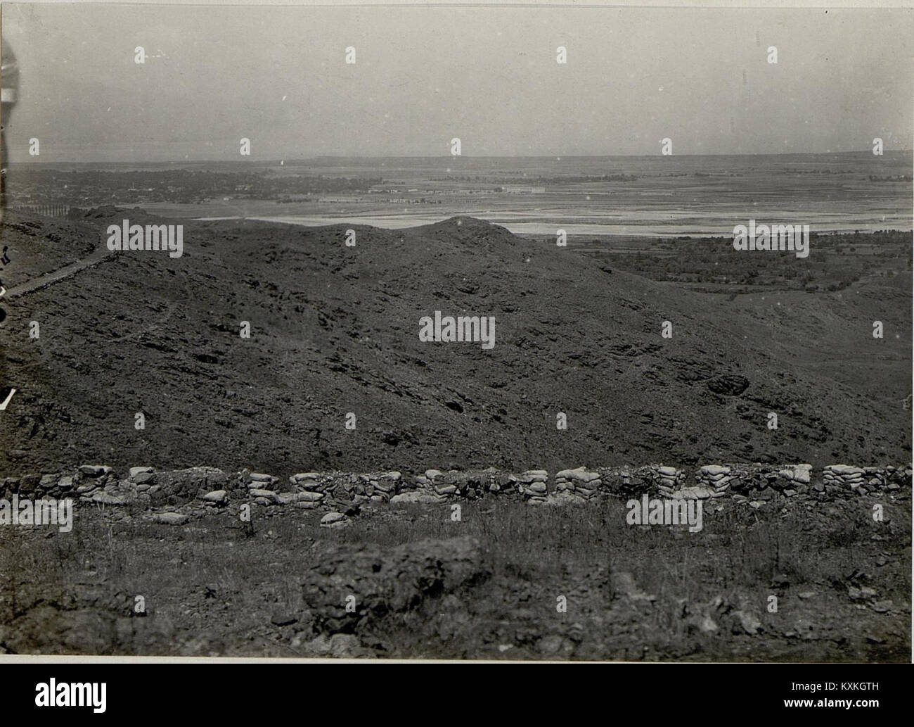 Fotografia che mostra il paesaggio e le caratteristiche geografiche dell'area tra Bardanjolt e Skutari, catturando terreno, vegetazione e topografia regionale. Foto Stock