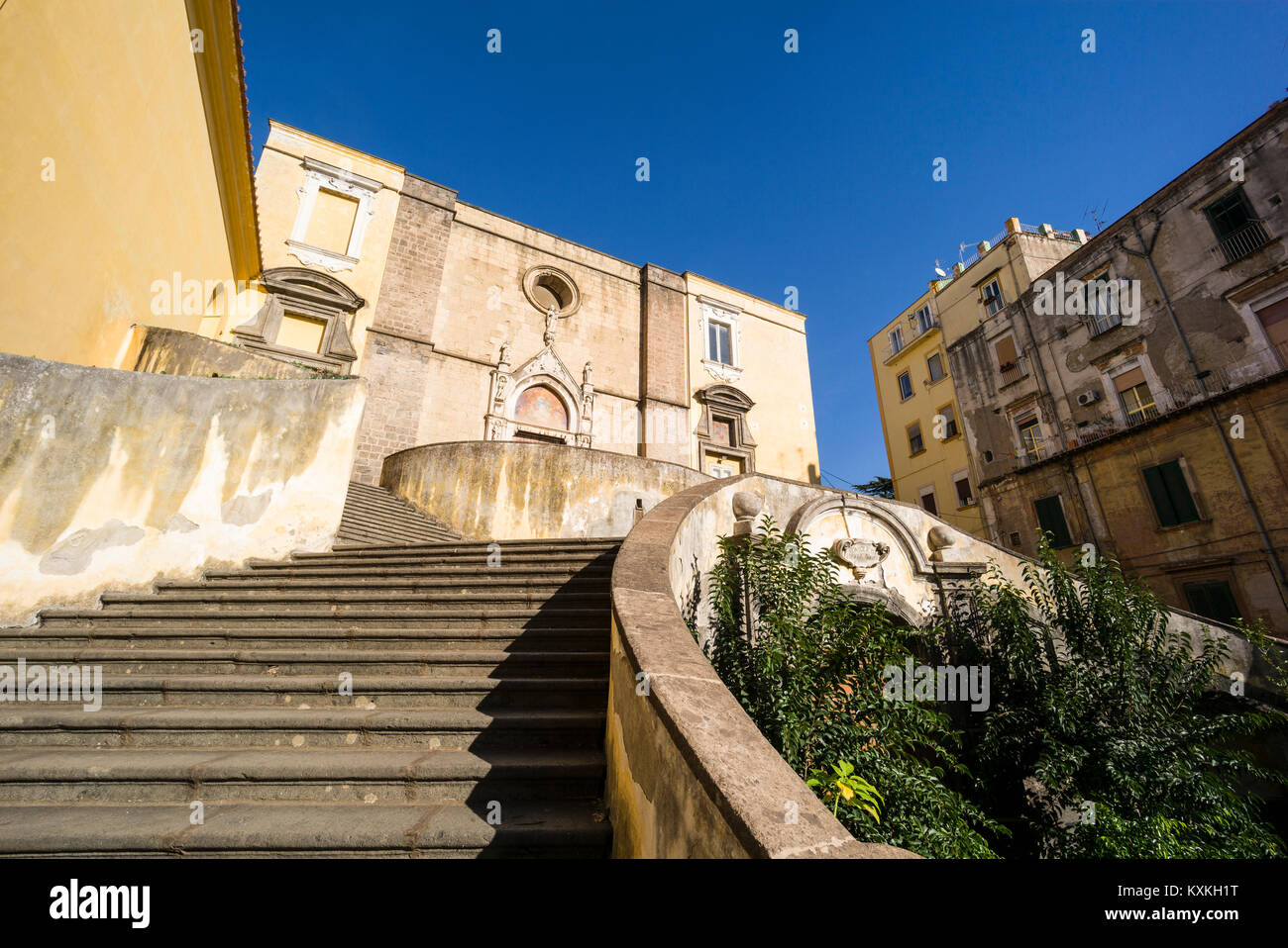 Napoli. L'Italia. La quattrocentesca chiesa di San Giovanni a Carbonara, e la doppia scalinata da Ferdinando Sanfelice, 1708. Foto Stock