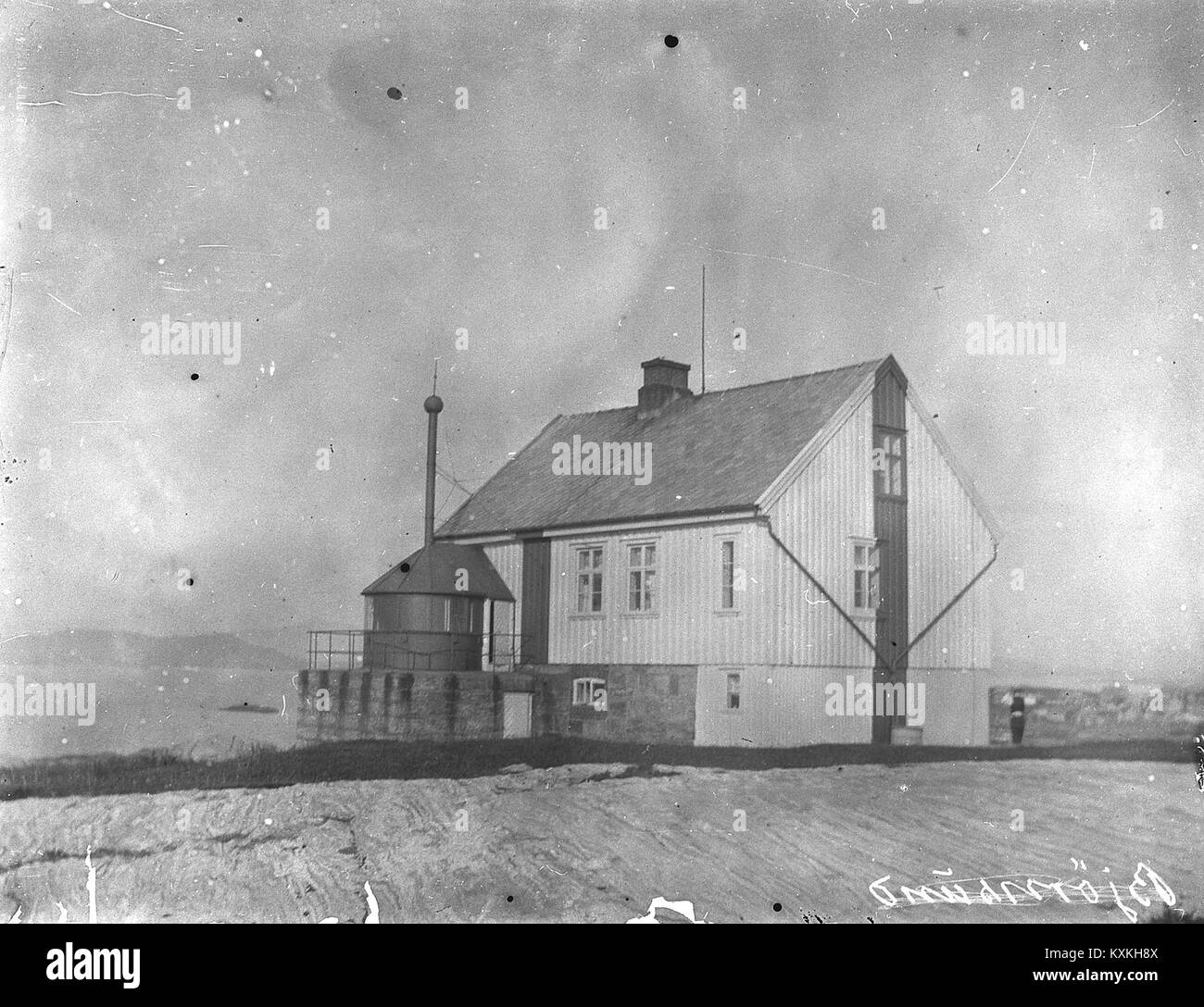 Una fotografia di Björnsund, Svezia, che cattura il paesaggio del villaggio costiero e il patrimonio marittimo. L'immagine mostra edifici tradizionali e l'ambiente marino circostante. Foto Stock