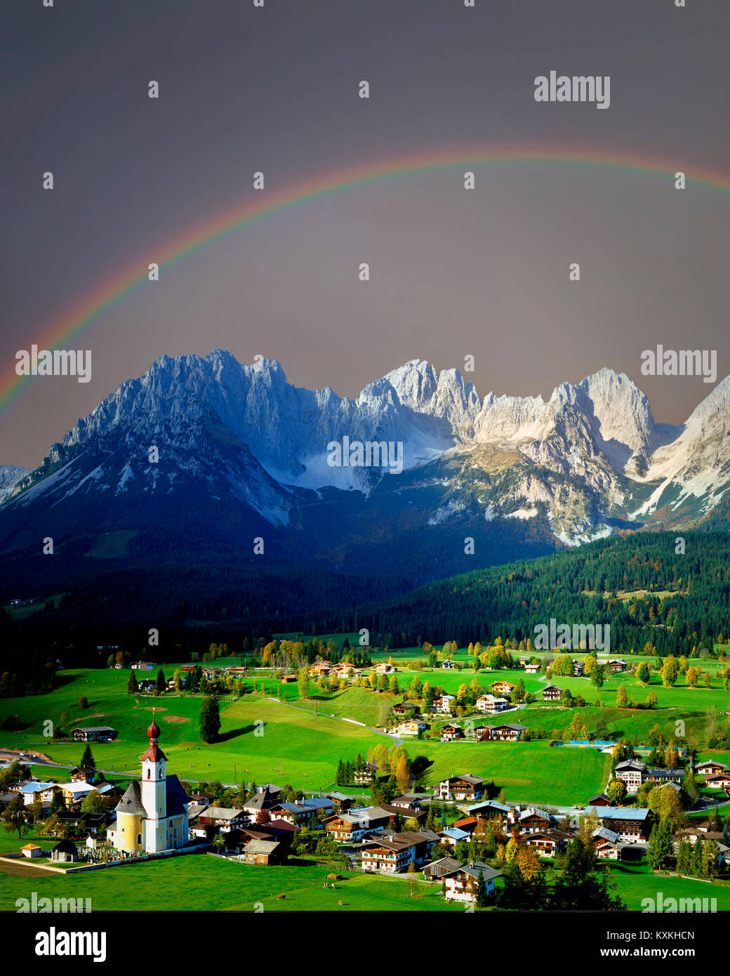 A - Tirolo: villaggio di andare e la catena montuosa di Wilder Kaiser Foto Stock