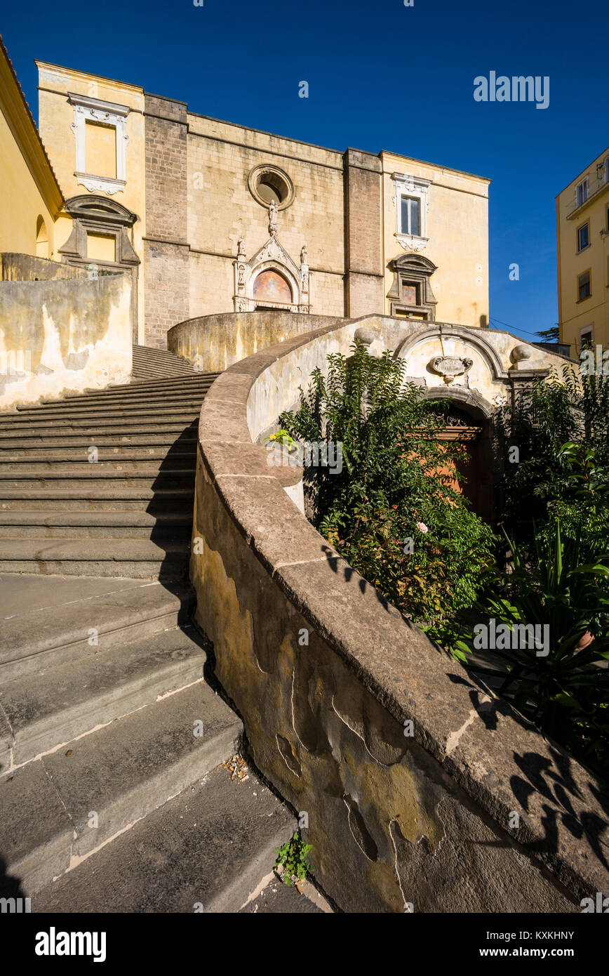 Napoli. L'Italia. La quattrocentesca chiesa di San Giovanni a Carbonara, e la doppia scalinata da Ferdinando Sanfelice, 1708. Foto Stock