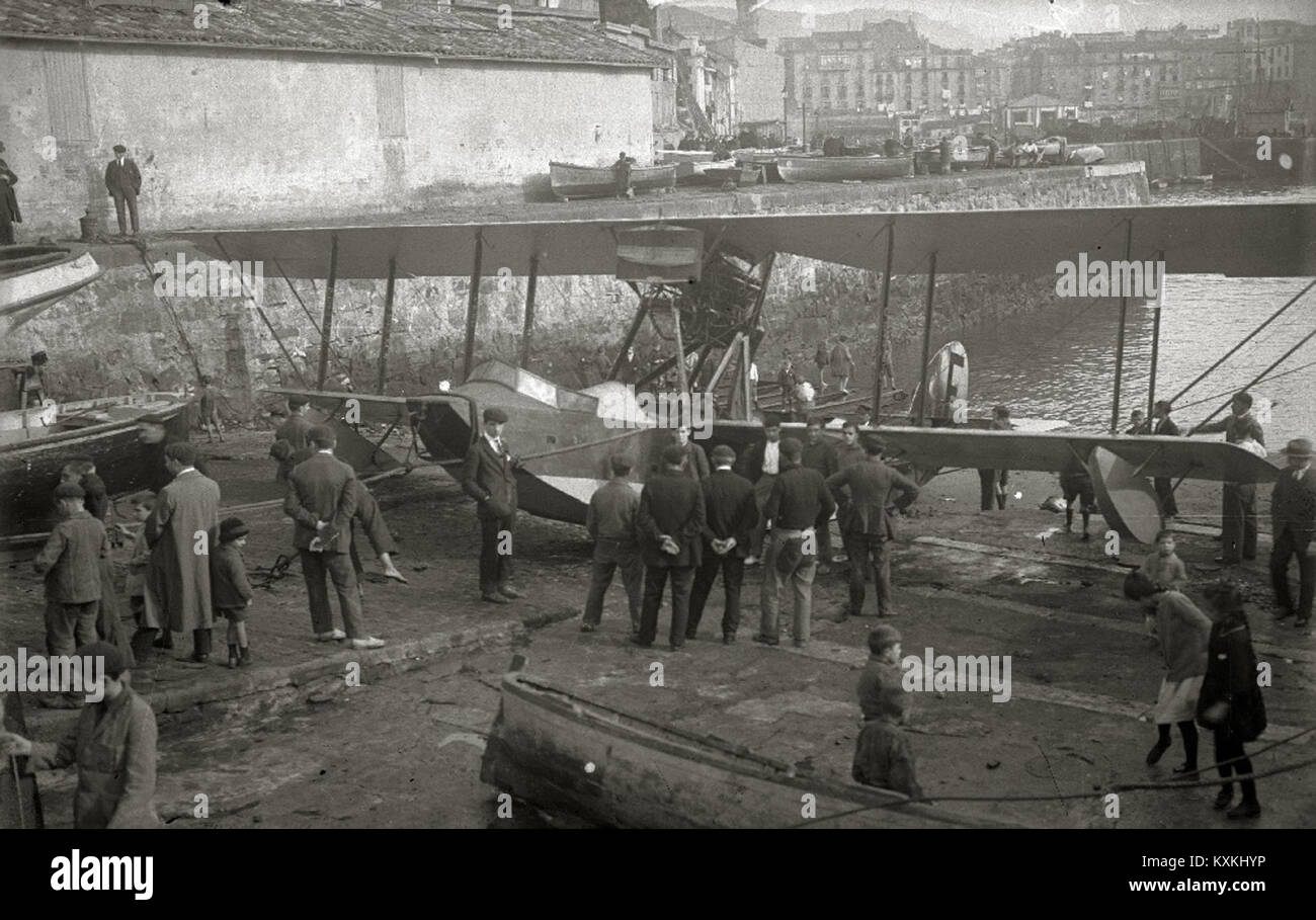 Questa immagine mostra un piccolo aeroplano sulla rampa del molo di San Sebastián, evidenziando le operazioni di aviazione dei primi anni del XX secolo e le infrastrutture portuali. Foto Stock