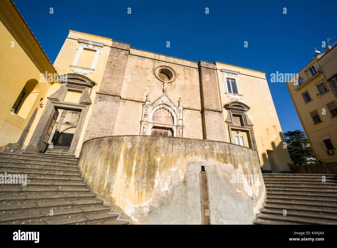 Napoli. L'Italia. La quattrocentesca chiesa di San Giovanni a Carbonara, e la doppia scalinata da Ferdinando Sanfelice, 1708. Foto Stock