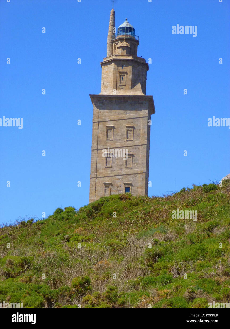 Questa fotografia raffigura la Torre de Hércules a Coruña, in Spagna, un faro romano di importanza storica e architettonica lungo la costa atlantica. Foto Stock